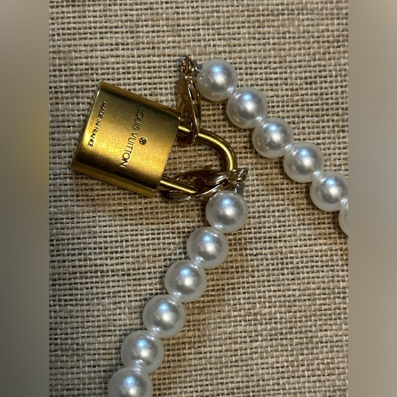 LOUIS VUITTON Lock&Key 🔐 FauxPearl Necklace w/Key on Gold Tone Bracelet Set #316 - Picture 6 of 7